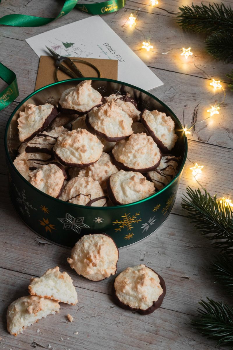 Saftige Kokosmakronen ohne Oblaten in einer Keksdose