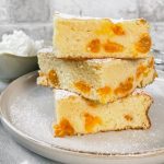 Drei Stücke Mandarinen-Kuchen übereinander gestapelt