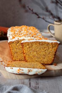 Saftiger Karottenkuchen mit Frischkäse Frosting