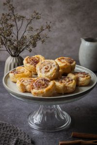 Schnelle Zimtschnecken aus Blätterteig mit Zuckerguss