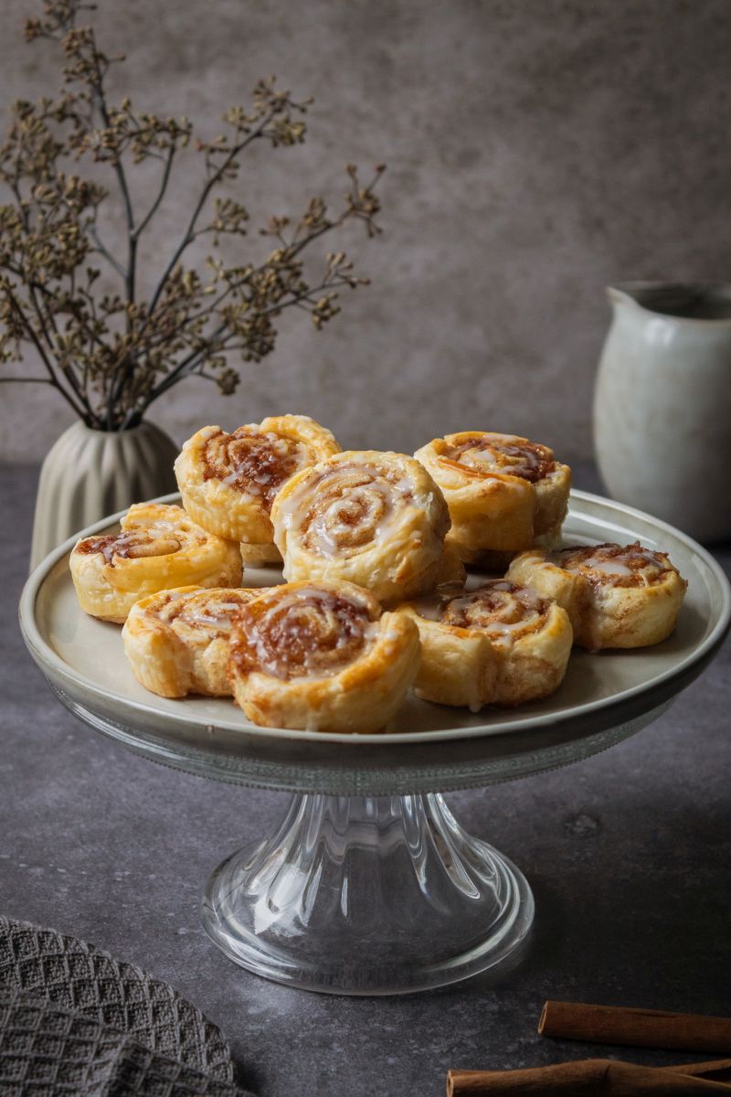 Schnelle Zimtschnecken aus Blätterteig mit Zuckerguss