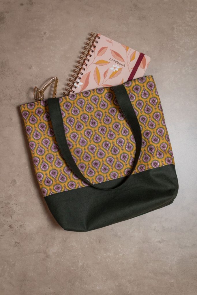 Einkaufstasche gefüllt mit einem Notizbuch