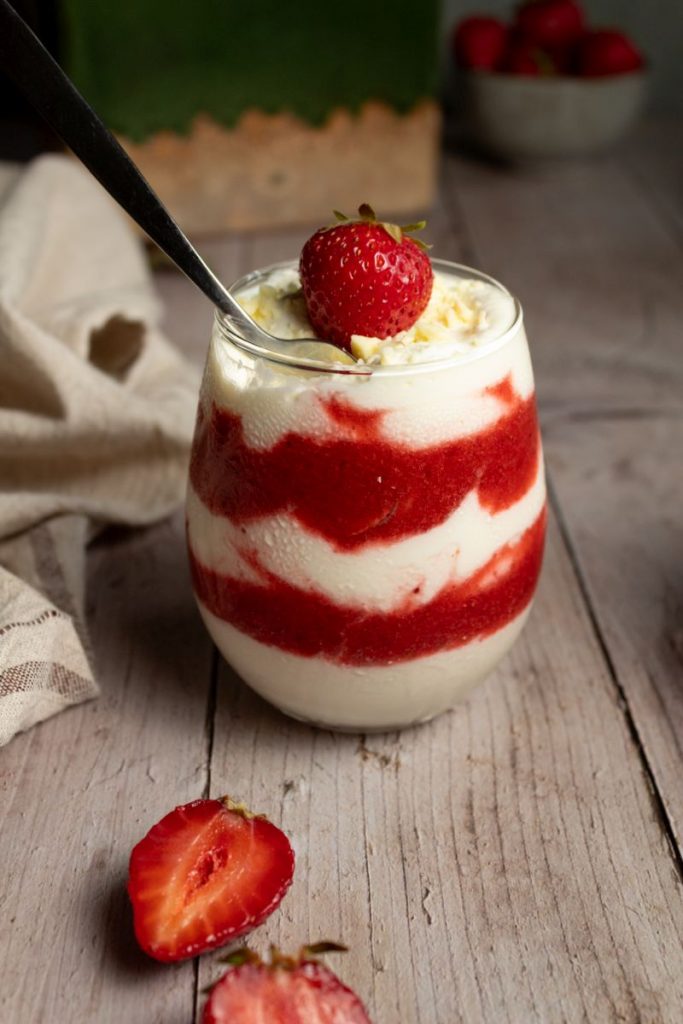 Spaghetti Eis Dessert mit Mascarpone im Glas