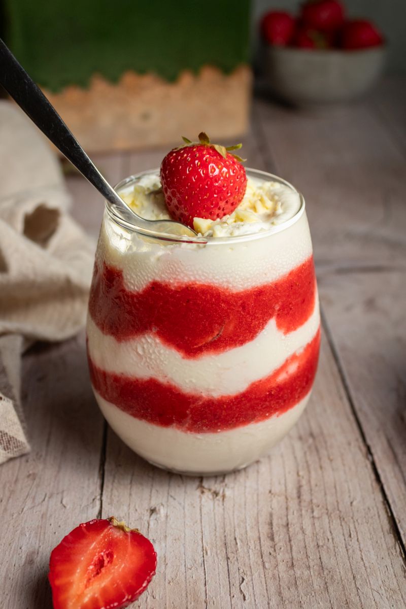 Spaghetti Eis Dessert mit Mascarpone geschichtet im Glas