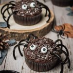 Drei Spinnenmuffins auf einem Holztisch