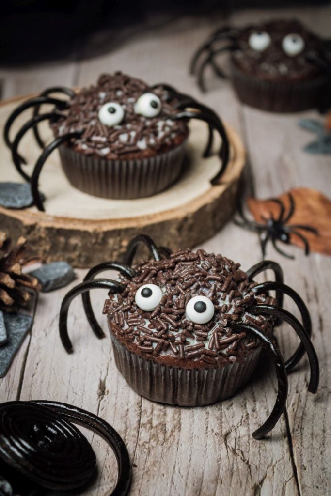 Drei Spinnenmuffins auf einem Holztisch