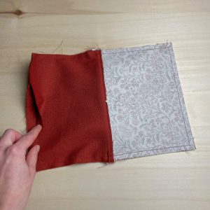 Beide Stoffteile für die Kosmetiktasche zusammengenäht