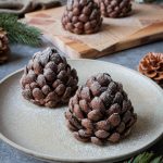 Tannenzapfen aus Oreo-Kekse mit Schokoflakes auf einem Teller