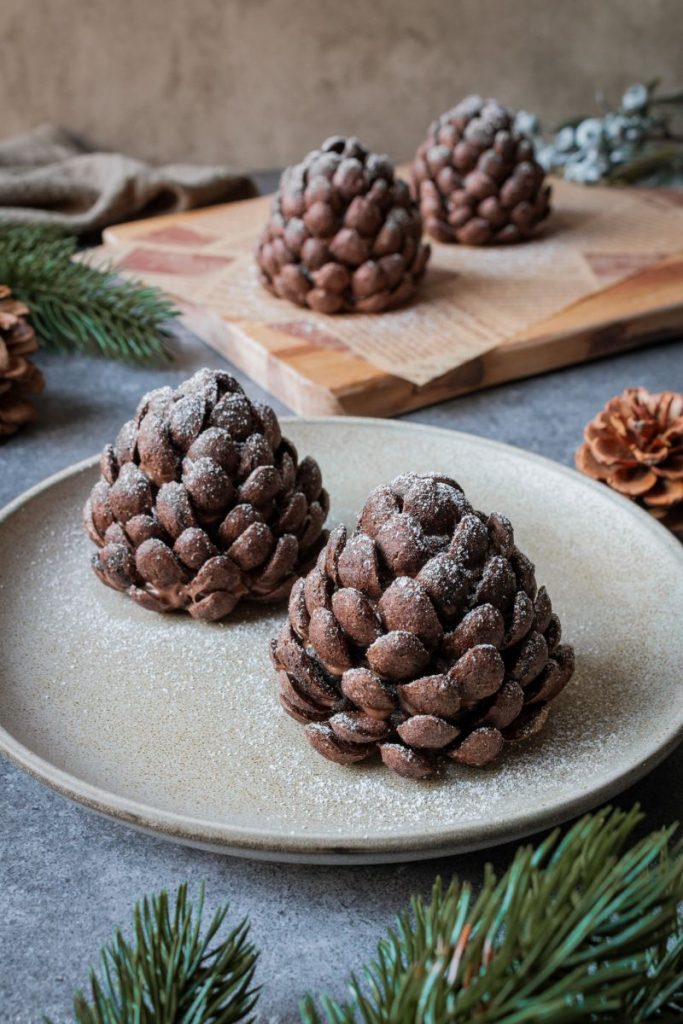 Tannenzapfen aus Oreo-Kekse mit Schokoflakes auf einem Teller