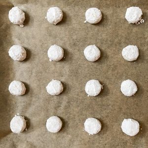 Teigkugeln für die Zitronen Crinkle Cookies auf Backpapier