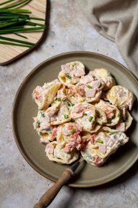 Tortellini Salat mit Miracel Whip und Schinken