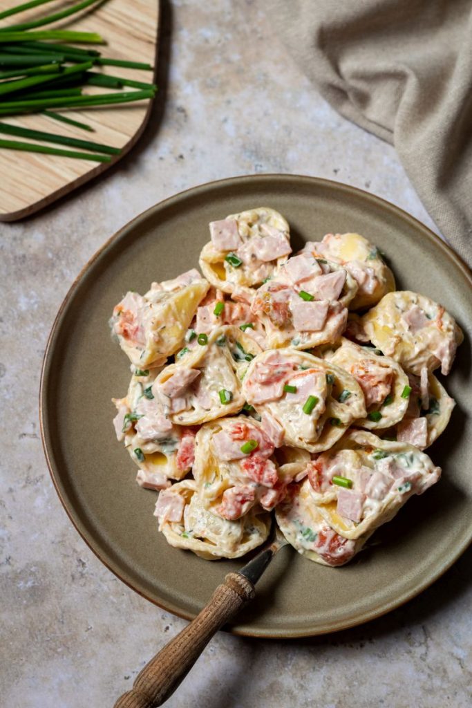 Tortellini Salat mit Miracel Whip und Schinken