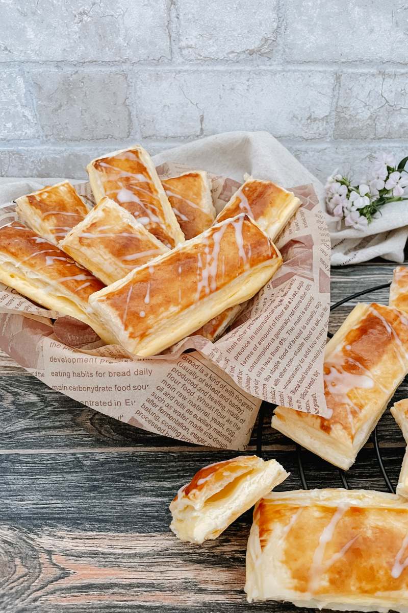 Frische Vanillestangen in goldbraun in einem Körbchen mit Backpapier