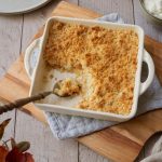 Frisch gebackener Apple Crumble auf einem Holzbrett