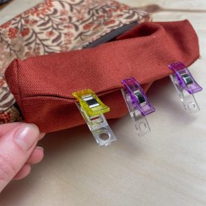 Wendeöffnung von der Kosmetiktasche mit Clips fixiert