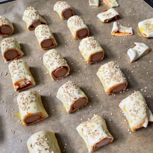 Würstchen im Schlafrock ungebacken auf dem Backblech