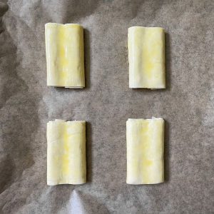 Yogurette Croissants mit Eigelb bestrichen