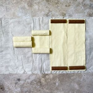 Yogurette im Blätterteig wird zusammengerollt