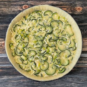 Zucchini Creme Füllung in der Backform bereit für den Ofen