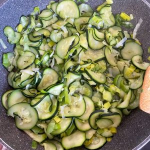 Zucchini Porree in einer Pfanne am andünsten