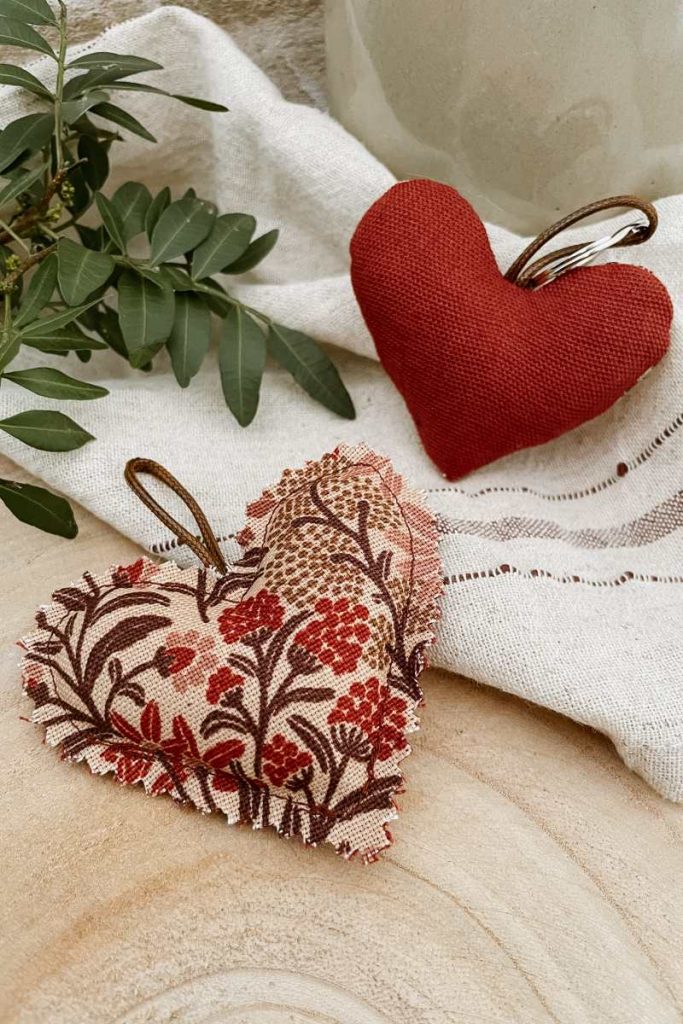 Zwei fertig genähte Herzanhänger in rot und beige